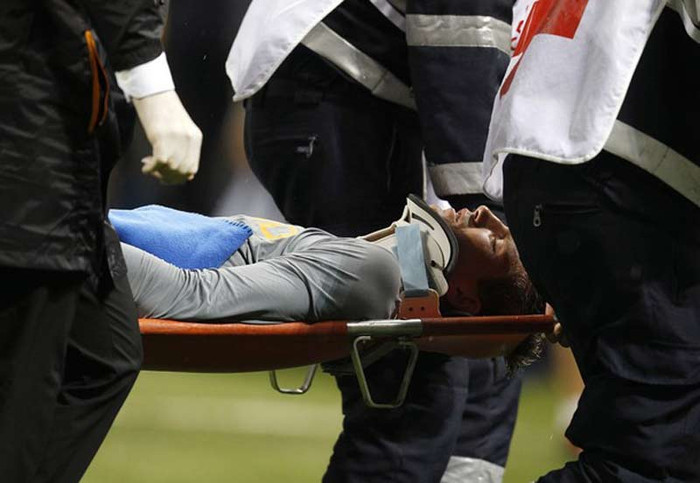 Trận đấu phải tạm hoãn rất lâu để các bác sĩ chăm sóc Sketelenburg