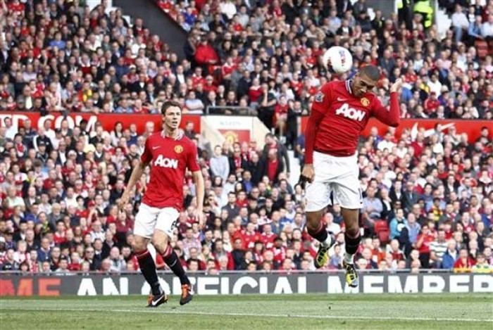 Không ai kèm cặp cựu trung vệ Fulham trong pha bóng này Không ai kèm cặp cựu trung vệ Fulham trong pha bóng này