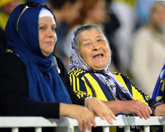 Ngay cả bà lão này cũng tới xem trận đấu Ngay cả bà lão này cũng tới xem trận đấu