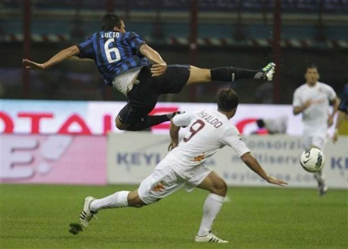 Lucio đá song phi tranh bóng với Osvaldo