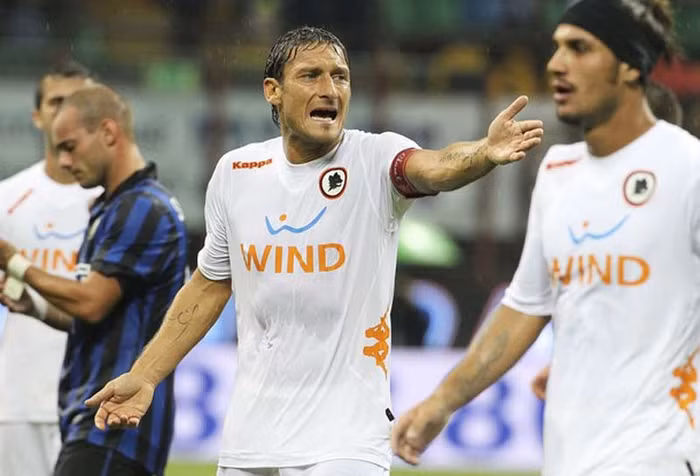 Totti phàn nàn với trọng tài
