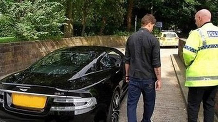 Fernando Torres bị cảnh sát "hỏi thăm" chiếc Aston Martin DB9 Coupe Fernando Torres bị cảnh sát "hỏi thăm" chiếc Aston Martin DB9 Coupe