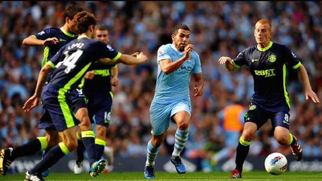 Trong vòng vây: Tevez bị các cầu thủ Stoke vây chặt