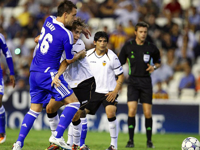 Terry cũng phải vất vả chống đỡ các tiền đạo đối phương Terry cũng phải vất vả chống đỡ các tiền đạo đối phương