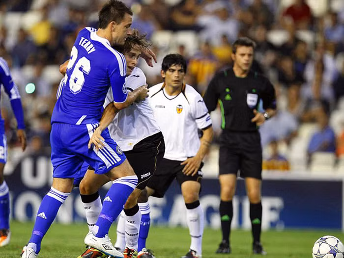 Terry cũng phải vất vả chống đỡ các tiền đạo đối phương