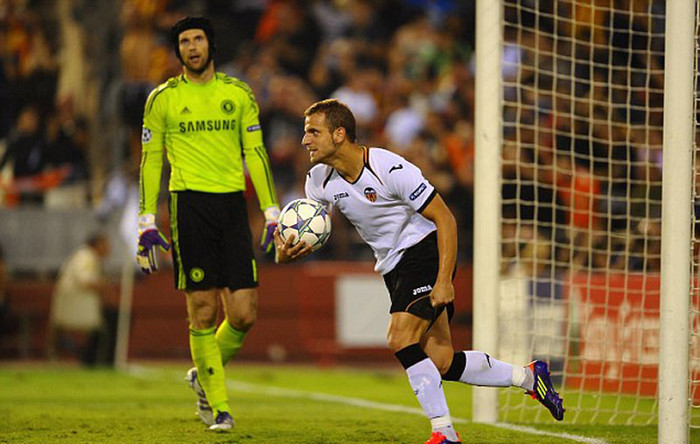 Soldado gỡ hòa cuối trận nhờ quả phạt đền Soldado gỡ hòa cuối trận nhờ quả phạt đền