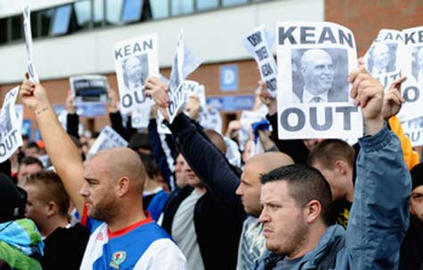 Khoảng 1000 người đòi sa thải Steve Kean bên ngoài Ewood Park Khoảng 1000 người đòi sa thải Steve Kean bên ngoài Ewood Park