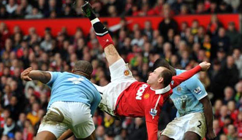 Rooney với cú xe đạp chổng ngược trong trận derby Manchester