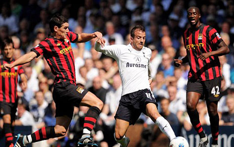 Chấn thương của Van der Vaart khiến hàng tiền vệ Tottenham mỏng hơn.