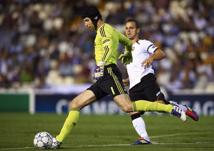 Và anh dắt bóng ngay trước mũi đối thủ