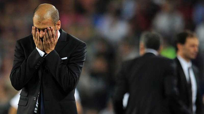 Pep Guardiola ôm mặt sau khi Barca bị cưa điểm phút chót tại Nou Camp Pep Guardiola ôm mặt sau khi Barca bị cưa điểm phút chót tại Nou Camp