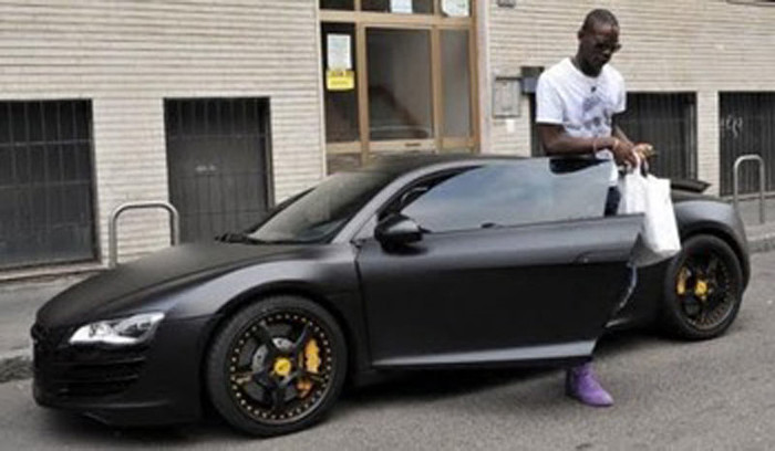 Mario Balotelli với con Audi R8 cũ Mario Balotelli với con Audi R8 cũ