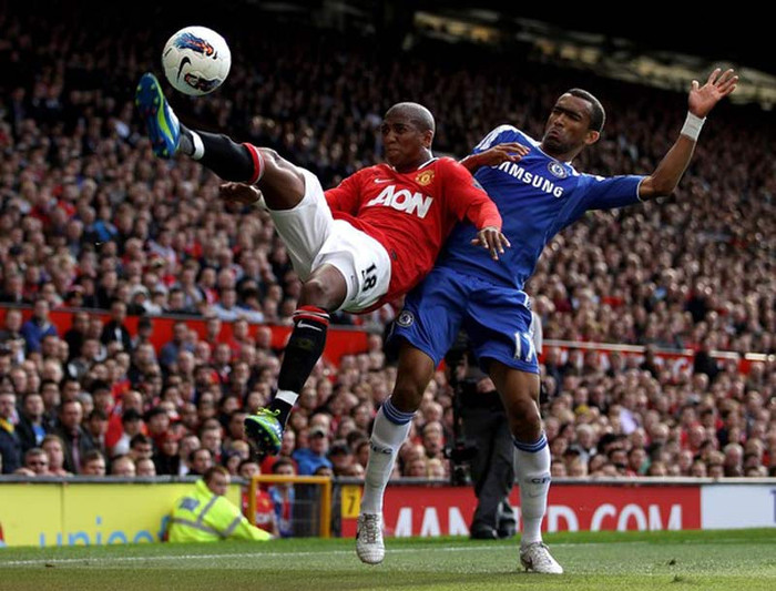 Bosingwa chật vật kèm Ashley Young Bosingwa chật vật kèm Ashley Young