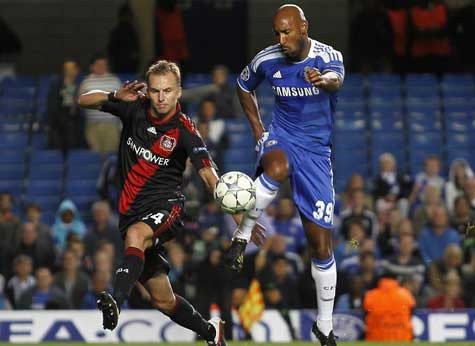 Nội dung đáng chú ý của bức ảnh nằm ở đằng sau, đó là những chiếc ghế trống