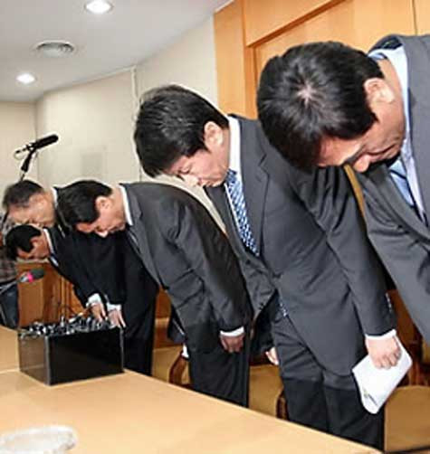 Các quan chức LĐBĐ Hàn Quốc cúi đầu xin lỗi công chúng sau vụ scandal dàn xếp tỷ số. Các quan chức LĐBĐ Hàn Quốc cúi đầu xin lỗi công chúng sau vụ scandal dàn xếp tỷ số.