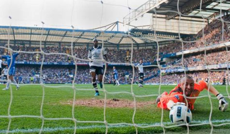 Gomes với bóng trong tuyệt vọng - Bức ảnh của mùa giải 2010/11