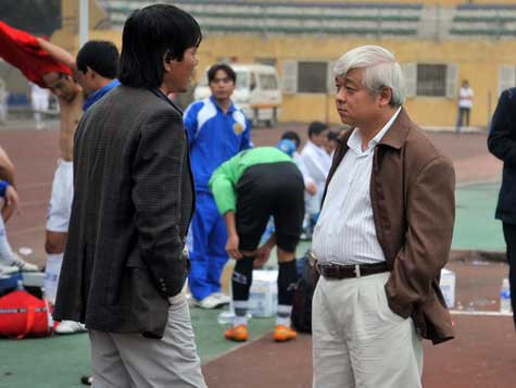 Bỏ tiền ra sắm hẳn máy bay triệu đô, Bầu Kiên (phải) chẳng tiếc thứ gì với HN.ACB