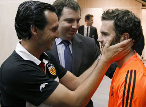 Mata được thầy cũ Unai Emery (trái) ra tận sân bay đón