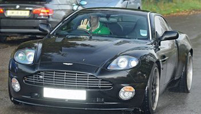 Rio Ferdinand thì chiến dòng Aston Martin Vantage Rio Ferdinand thì chiến dòng Aston Martin Vantage