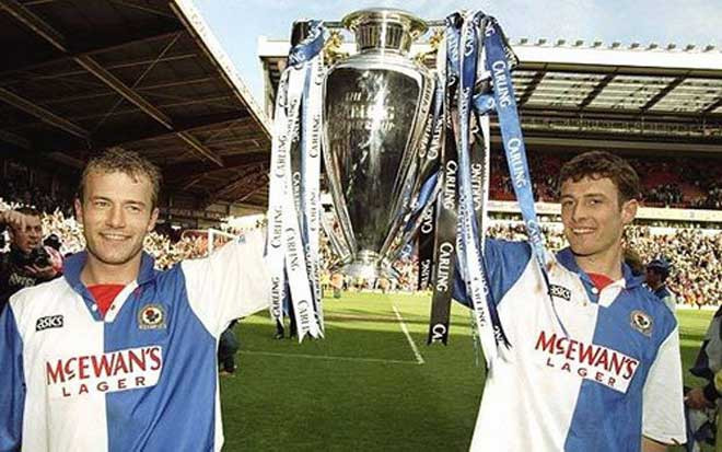 Shearer cùng Chris Sutton nâng cao chức vô địch Premier League năm 1995 cùng Blackburn Shearer cùng Chris Sutton nâng cao chức vô địch Premier League năm 1995 cùng Blackburn