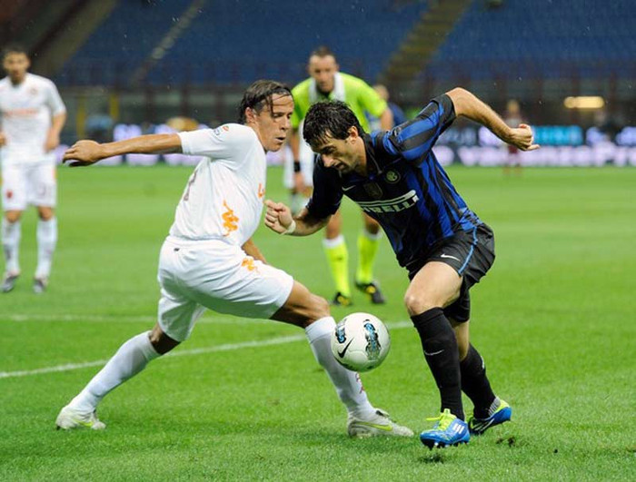 Taddei truy cản Diego Milito