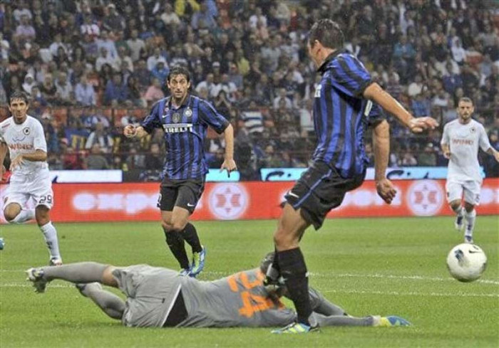 Phút 18, Lucio va chạm rất mạnh với Sketelenburg