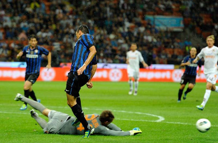 Thủ môn của Roma bất tỉnh vì pha va chạm