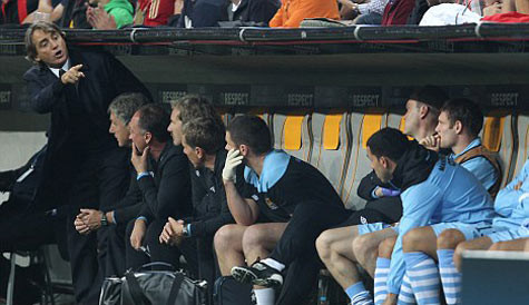 Mancini "chỉ trỏ" với Tevez trong trận Bayern - Man City Mancini "chỉ trỏ" với Tevez trong trận Bayern - Man City