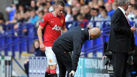 Tom Cleverley chỉ vào sân được 8 phút trước cú chuồi bóng của Kevin Davies. Tom Cleverley chỉ vào sân được 8 phút trước cú chuồi bóng của Kevin Davies.