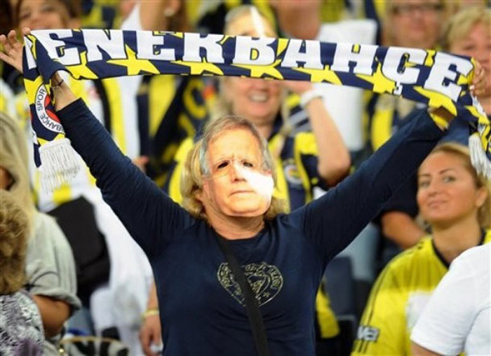 Họ còn mang theo cả mặt nạ và biểu ngữ để chống nạn tham nhũng bóng đá Họ còn mang theo cả mặt nạ và biểu ngữ để chống nạn tham nhũng bóng đá