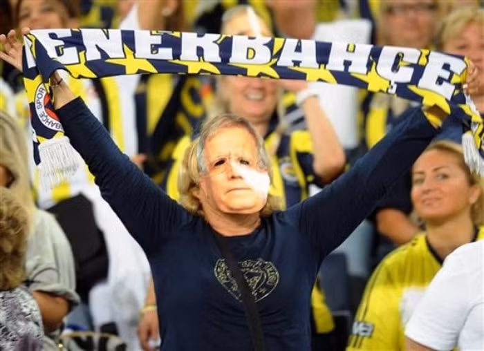 Họ còn mang theo cả mặt nạ và biểu ngữ để chống nạn tham nhũng bóng đá