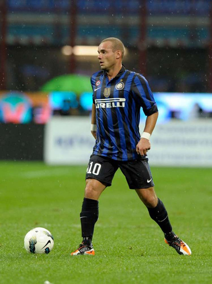 Sneijder bỏ lỡ cơ hội ghi bàn cuối trận