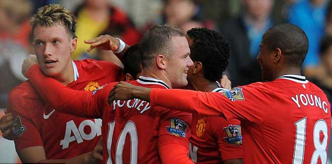 Rooney thừa thế đá bồi để ghi bàn thắng thứ 2