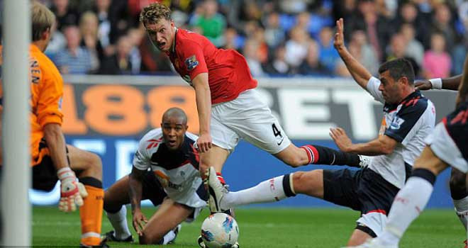Phil Jones đột phá và dứt điểm trúng chân Jaaskelainen