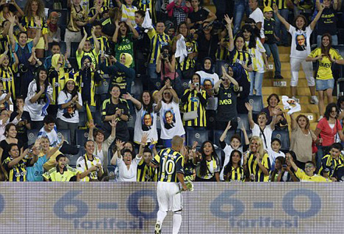 Hết trận, thủ quân Alex mang tới cho các khán giả nữ những bông hồng tươi thắm Hết trận, thủ quân Alex mang tới cho các khán giả nữ những bông hồng tươi thắm