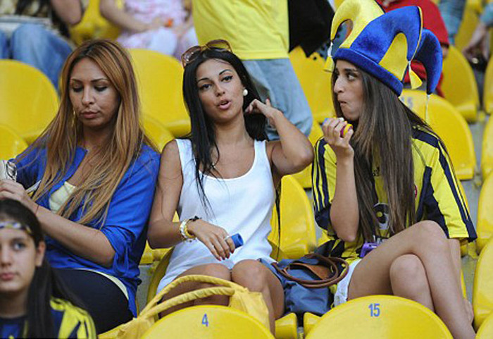 Những fan nữ của Fenerbahce chiếm đóng các khán đài Những fan nữ của Fenerbahce chiếm đóng các khán đài