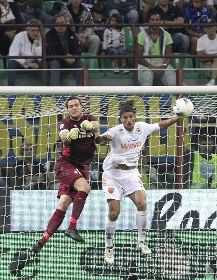 Julio Cesar và Pablo Osvaldo giao tranh