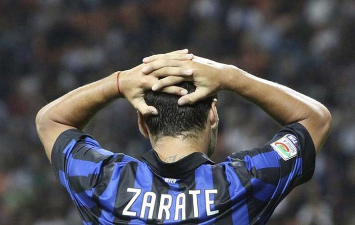 Zarate bỏ lỡ một pha bóng cận thành