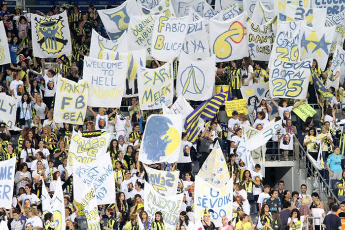 Nhưng độ ồn mà những CĐV Fenerbahce tạo ra vẫn rất mạnh Nhưng độ ồn mà những CĐV Fenerbahce tạo ra vẫn rất mạnh