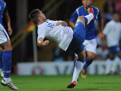 Henri Lansbury với cú ngả bàn đèn hiểm hóc cho U-21 Anh Henri Lansbury với cú ngả bàn đèn hiểm hóc cho U-21 Anh