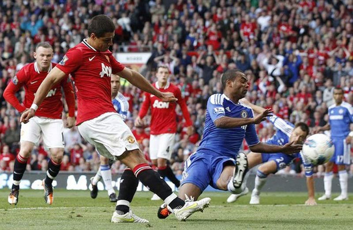 Cole không kịp cản phá cú sút bồi của Chicharito Cole không kịp cản phá cú sút bồi của Chicharito