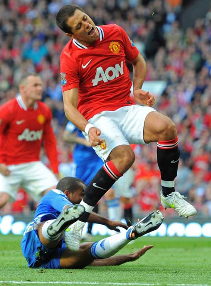 Ashley Cole đốn ngã Chicharito trong khu 16m50 của Chelsea