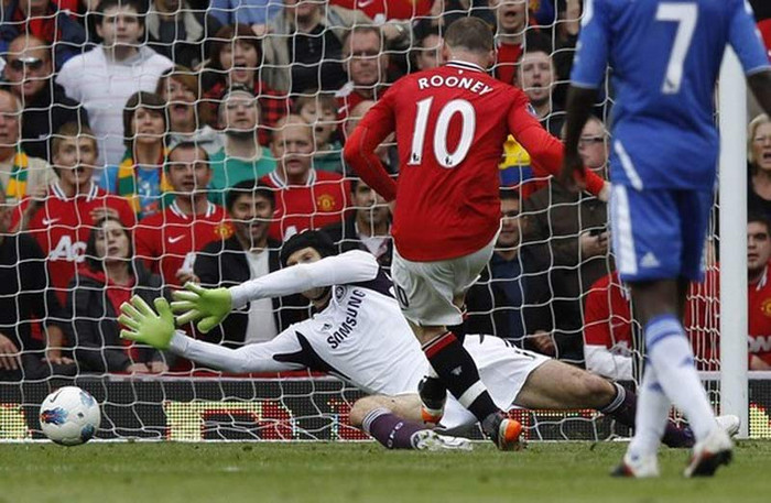 Cái chân của Nani vô tình khiến Petr Cech bị đánh bại Cái chân của Nani vô tình khiến Petr Cech bị đánh bại