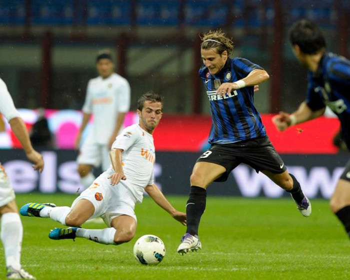 Forlan bị các hậu vệ Roma săn sóc kỹ
