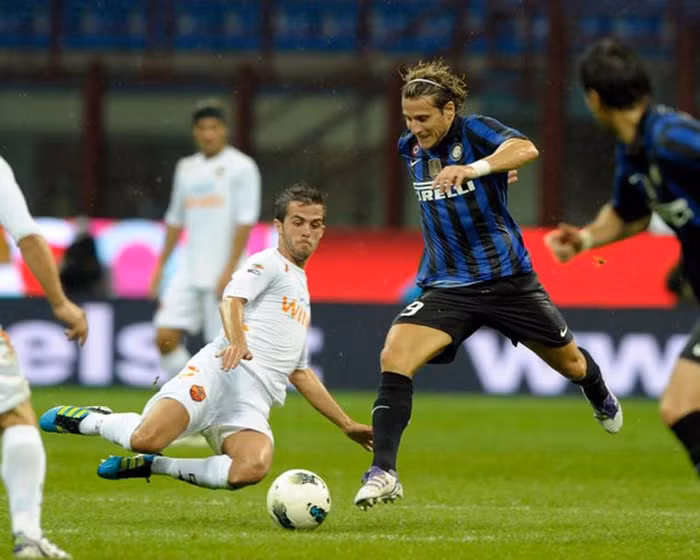 Forlan bị các hậu vệ Roma săn sóc kỹ