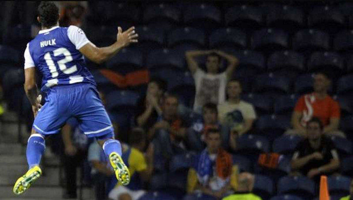 Niềm vui trên không: Hulk nhảy lên ăn mừng sau khi gỡ hòa cho Porto Niềm vui trên không: Hulk nhảy lên ăn mừng sau khi gỡ hòa cho Porto