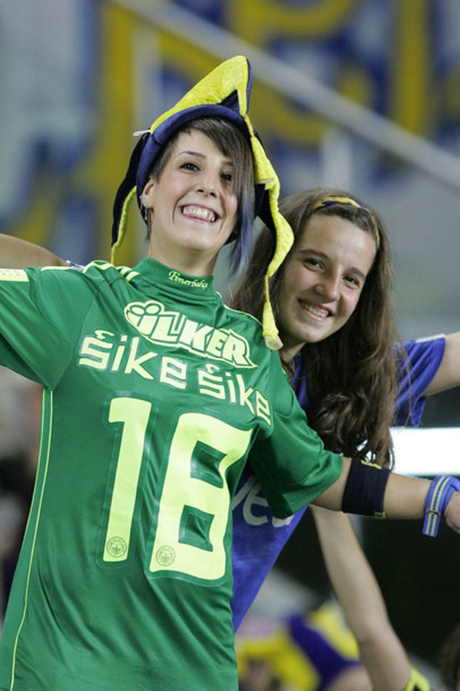 Họ mang đến những trang phục đẹp mắt để cổ vũ Họ mang đến những trang phục đẹp mắt để cổ vũ