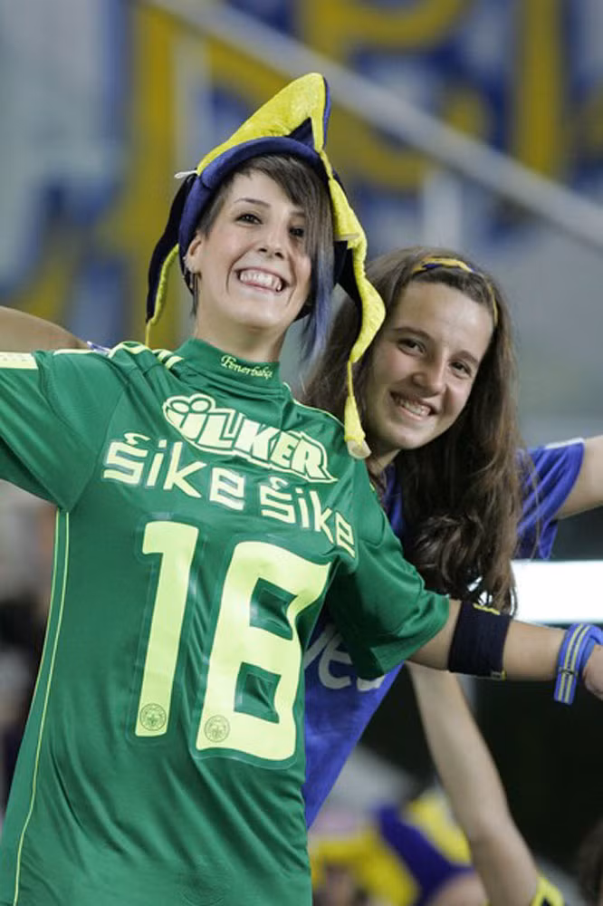 Họ mang đến những trang phục đẹp mắt để cổ vũ