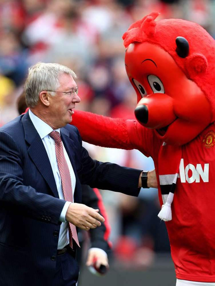 Sir Alex được linh vật Fred chào đón Sir Alex được linh vật Fred chào đón