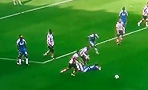 Phil Bardsley đạp Juan Mata